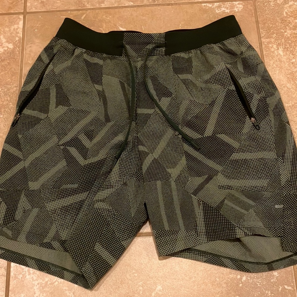 Lululemon Black and Green Liner-less shorts 7” inseam size small